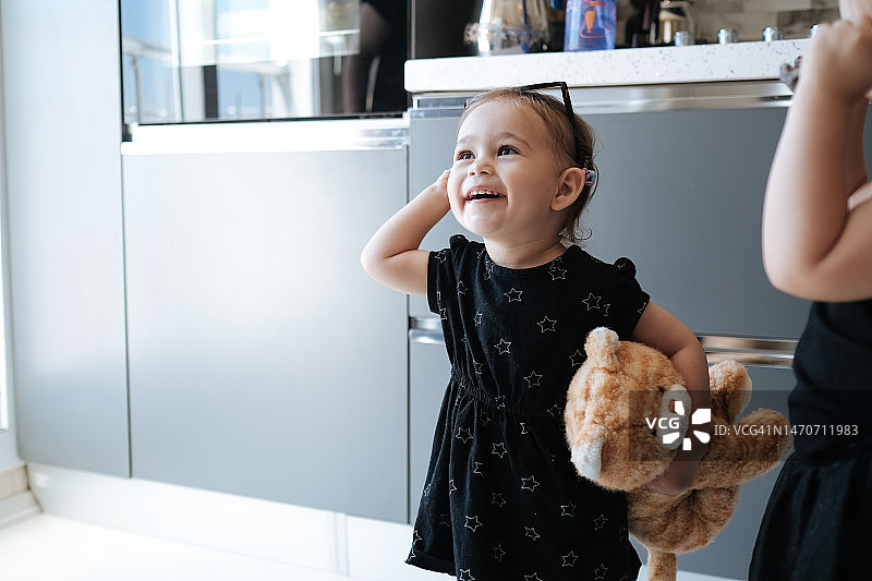 享受充满乐趣的年轻时光图片素材