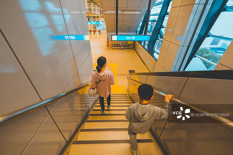 母亲和儿子下楼梯图片素材