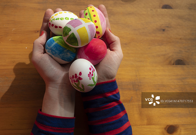 女人手捧复活节彩蛋图片素材