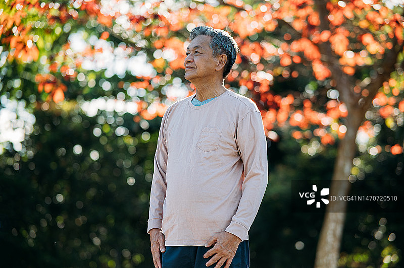 老人微笑拥抱自然美景图片素材