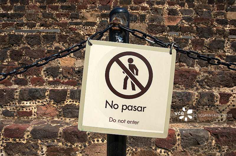 墨西哥特奥蒂瓦坎遗址的西班牙语、英语双语标志牌，写着“禁止入内”图片素材