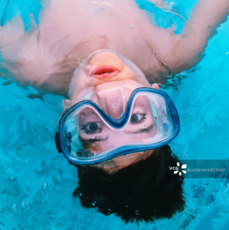 男孩戴着游泳镜仰泳俯视图图片素材