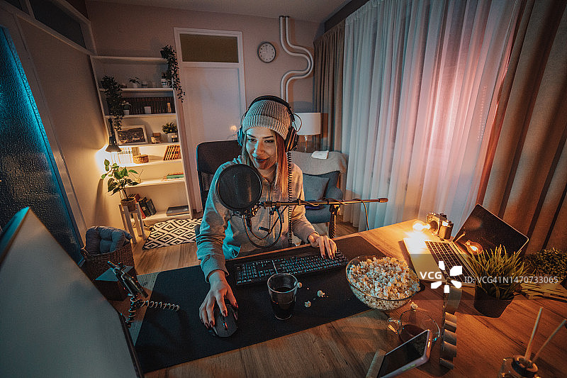 年轻女人在家庭工作室录制视频播客图片素材