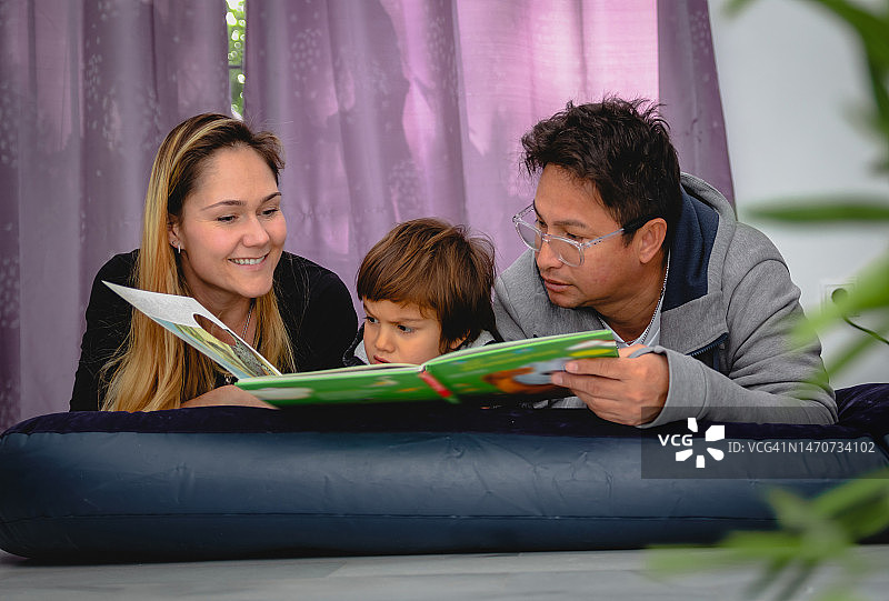 母亲、儿子和父亲在读书图片素材