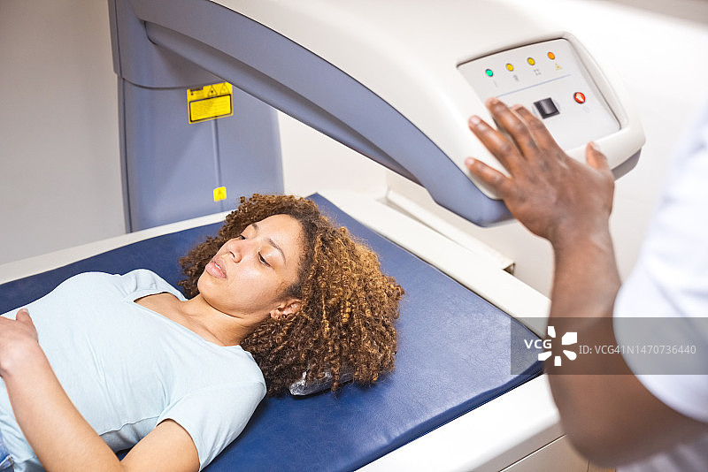 进行骨密度测量的女人图片素材