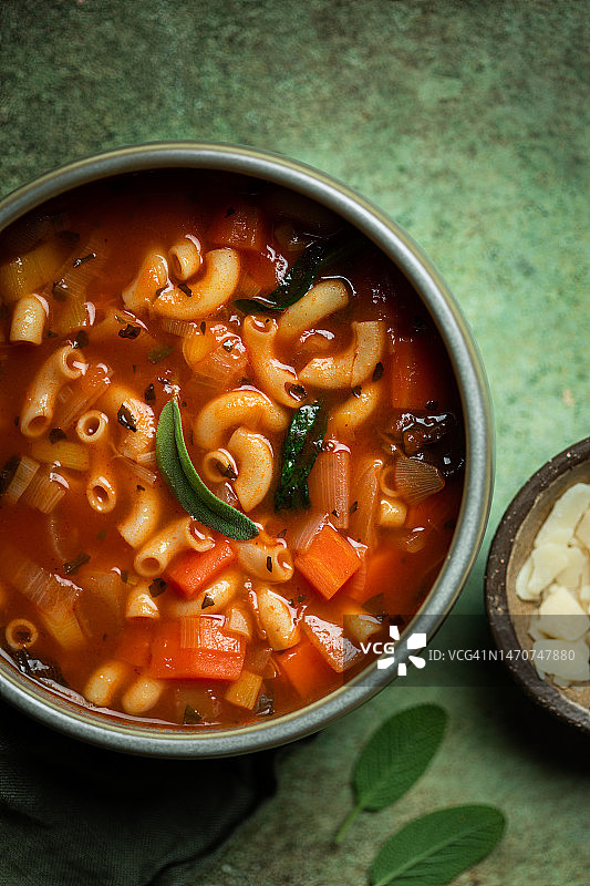 蔬菜意面汤：胡萝卜、菠菜、番茄、洋葱图片素材
