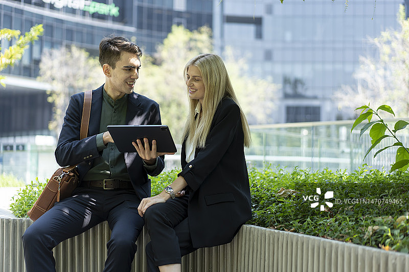 在户外使用笔记本电脑的商务人士图片素材