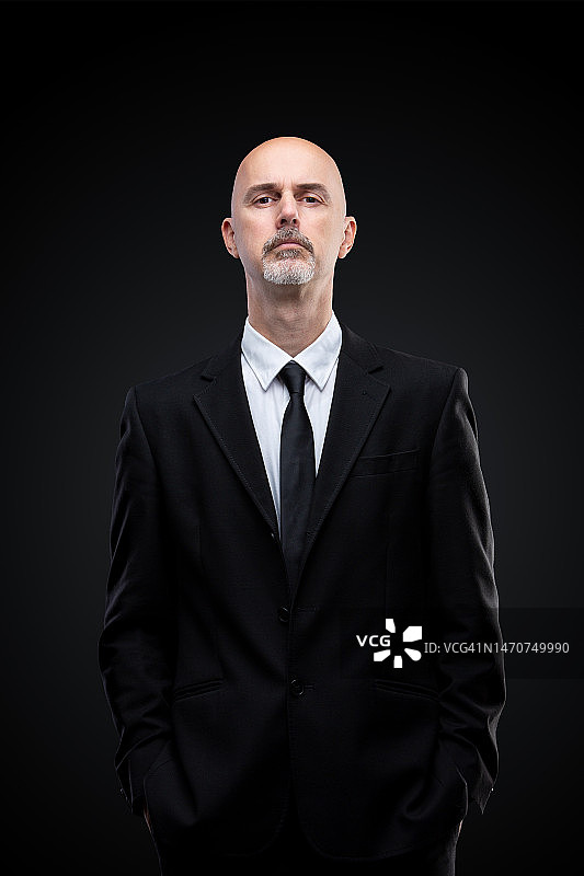 黑底上带着傲慢表情的商人图片素材