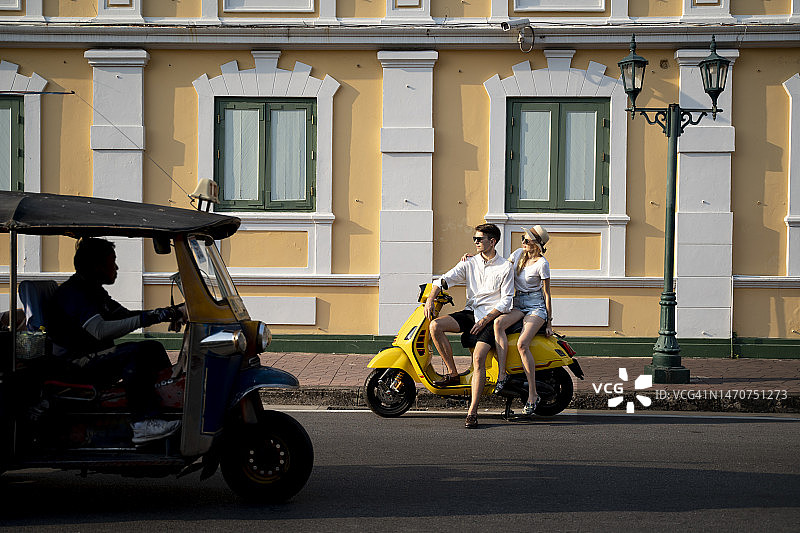 骑摩托车的快乐年轻夫妇图片素材