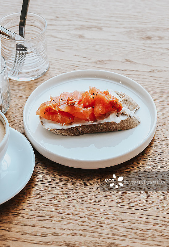 木桌上的三文鱼三明治，健康早餐三文鱼意式烤面包图片素材
