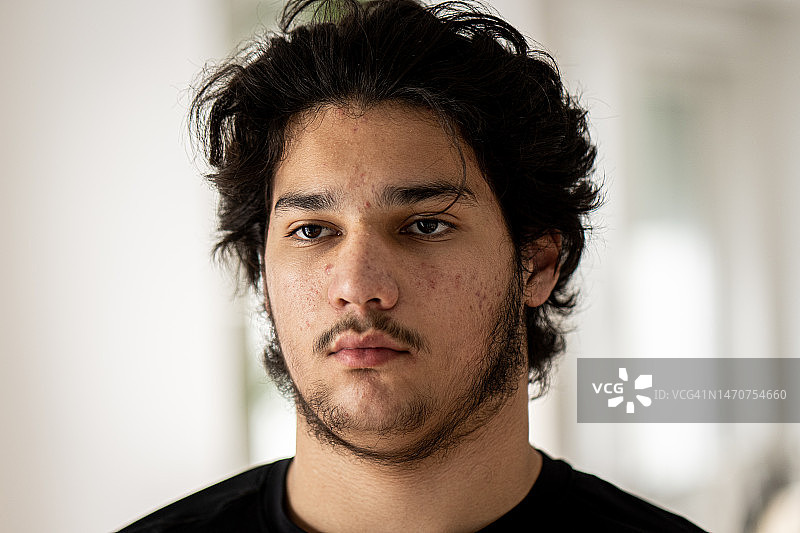 白色背景下留着胡须的自信年轻男子肖像图片素材