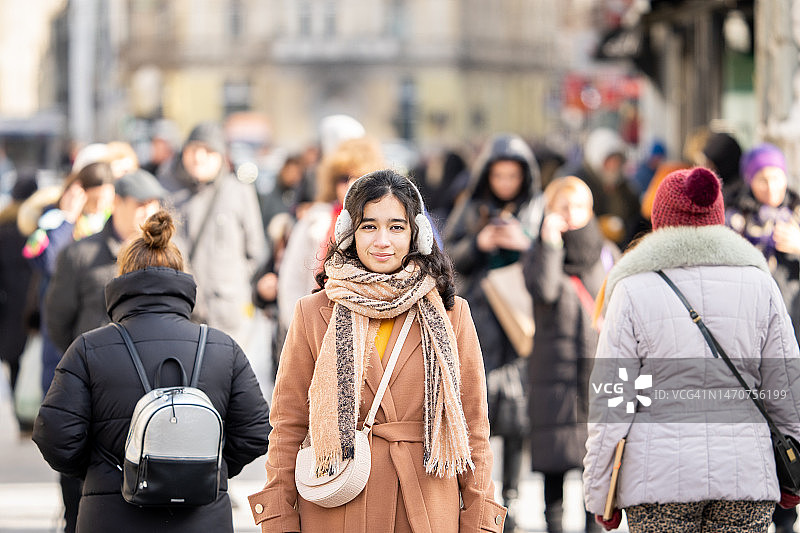 在拥挤的街道上行走的女人图片素材