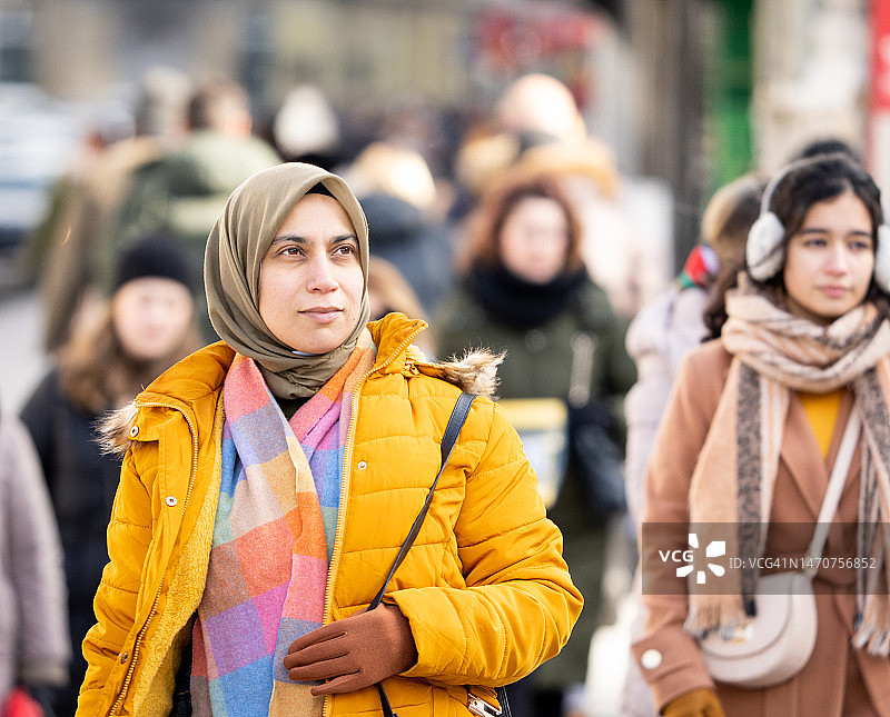 行走在拥挤街道上的穆斯林妇女图片素材