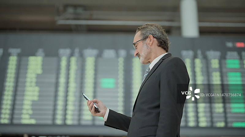 在机场出差的商人图片素材