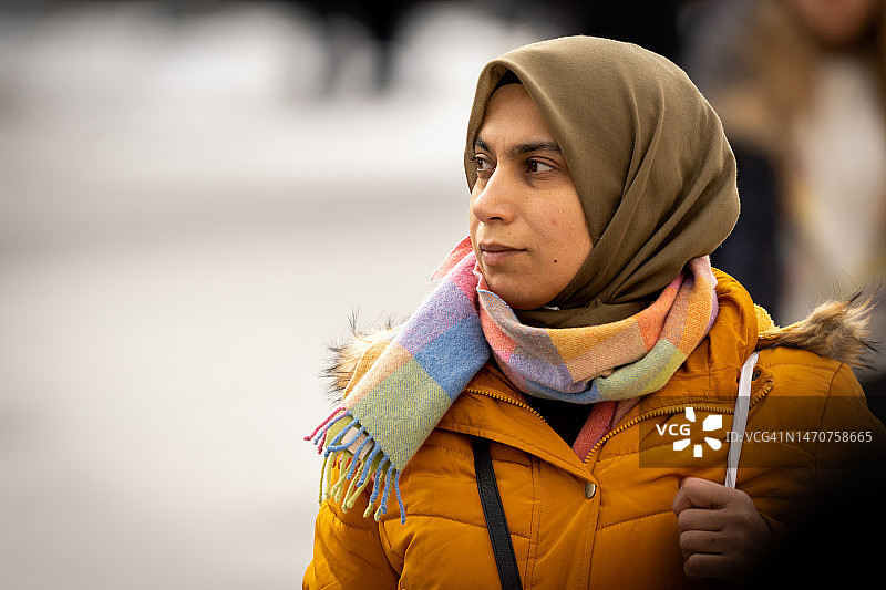 在拥挤的街道上行走的女人图片素材