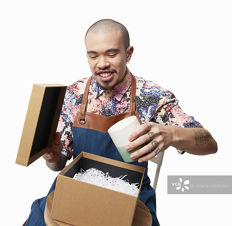 手工艺人包装手工蜡烛图片素材