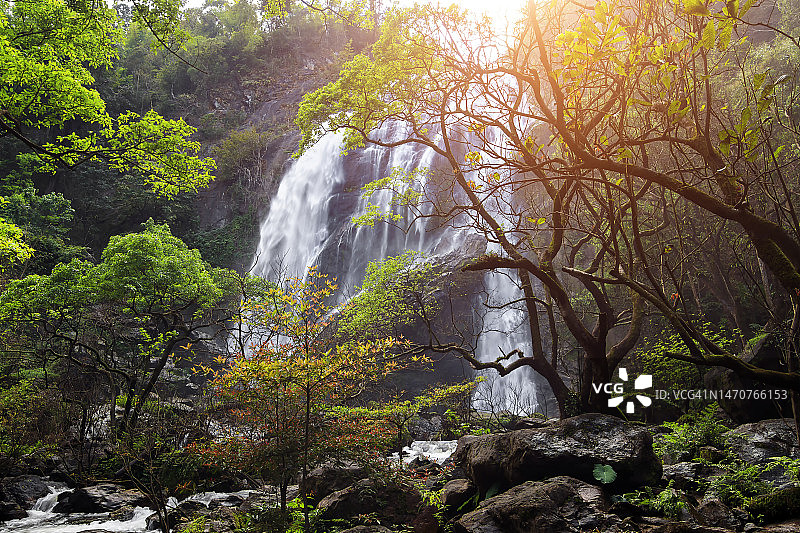 空朗兰瀑布：泰国甘烹碧府空朗兰国家公园美景图片素材