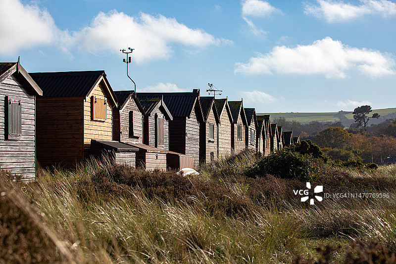 多塞特海岸斯塔德兰海滩上的海滩小屋特写图片素材