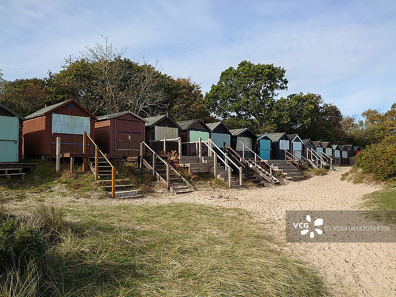 多塞特海岸斯塔德兰海滩上的海滩小屋特写图片素材