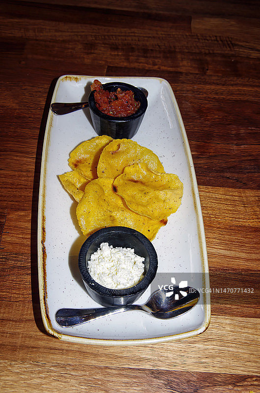 小玉米饼开胃菜，配番茄洋葱莎莎酱和科蒂哈奶酪图片素材