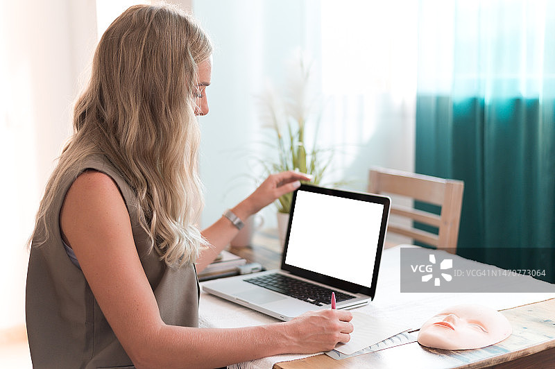 专家为顾客手绘眉形图片素材