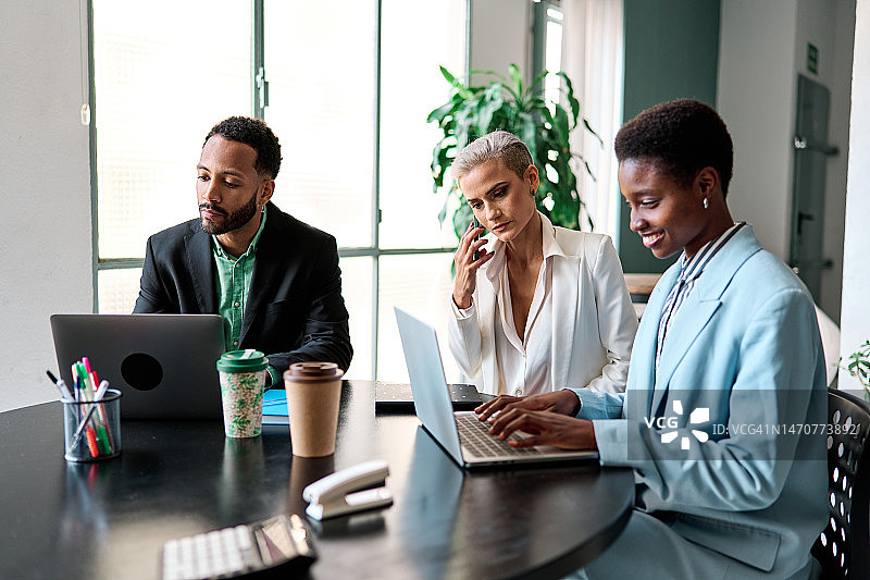 办公室会议中合作的理财顾问 - 多种族群体图片素材
