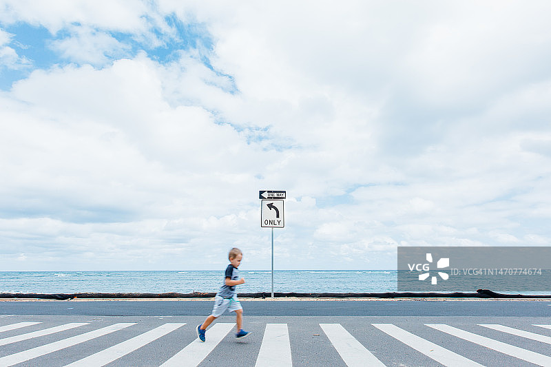 男孩在人行横道上奔跑图片素材