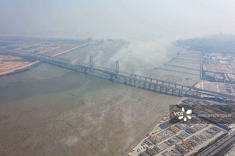 云雾缭绕的跨海大桥航拍图片素材