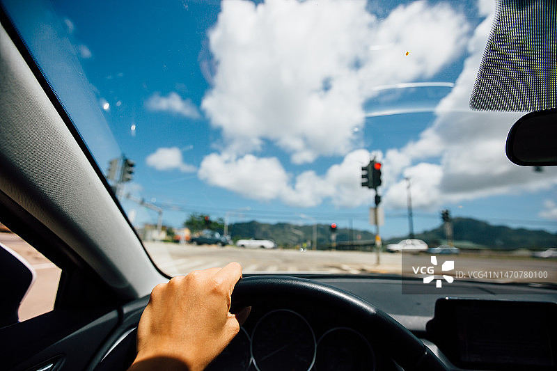 司机在车内等红绿灯图片素材