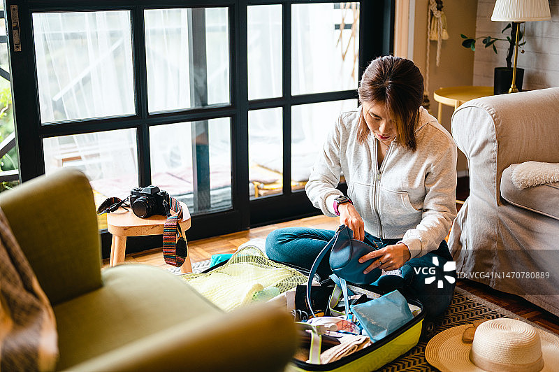 绝望的女游客在民宿检查行李图片素材