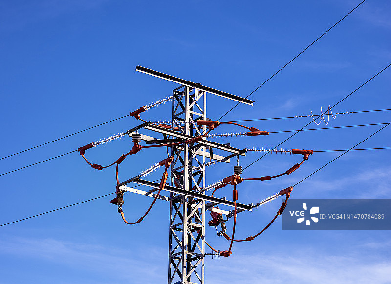 蓝天下的高压电塔图片素材