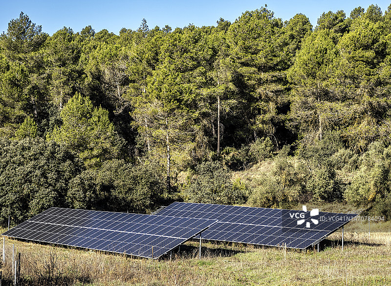 花园中用于家用的小型太阳能电池板图片素材