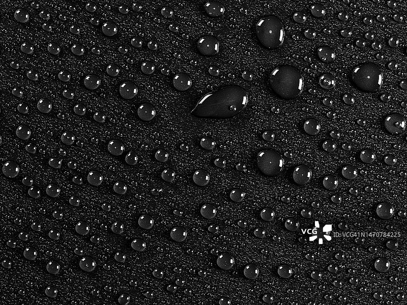 黑色背景上的小水滴和水花图片素材