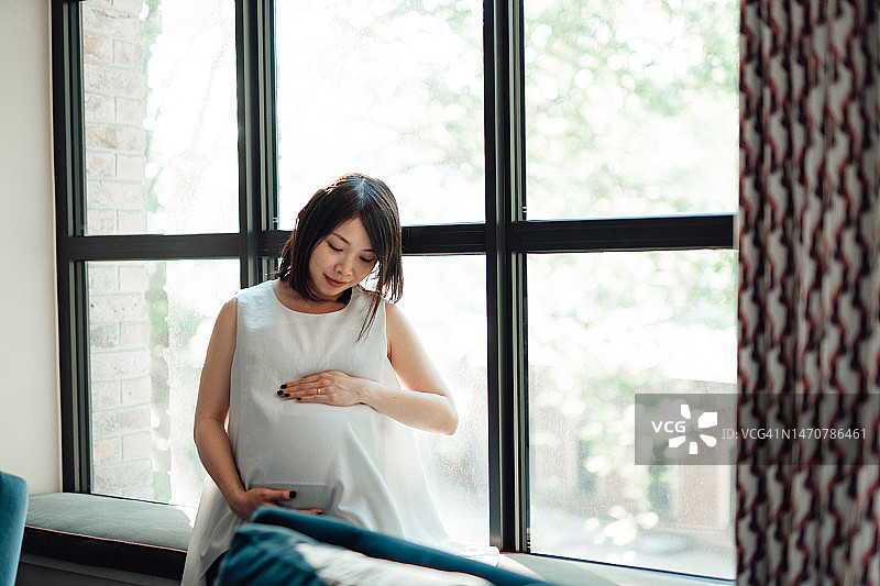 充满希望的年轻亚裔孕妇图片素材