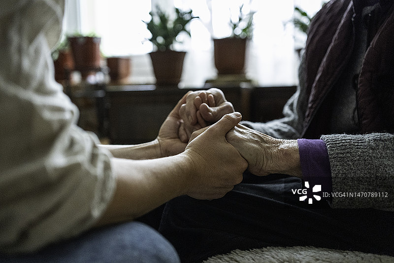 伸出援助之手：志愿服务和老年人护理图片素材