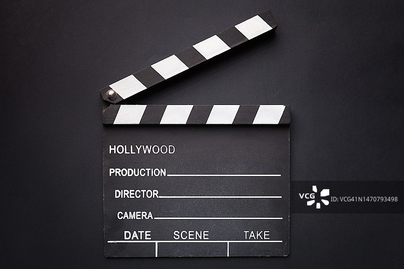 黑色背景上的电影场记板图片素材