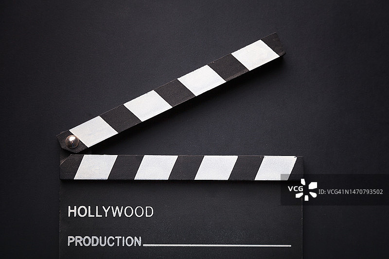黑色背景上的电影场记板图片素材