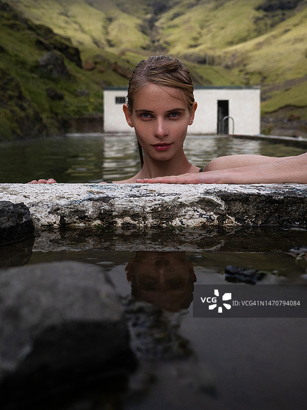 在冰岛天然温泉中休息的漂亮女人图片素材