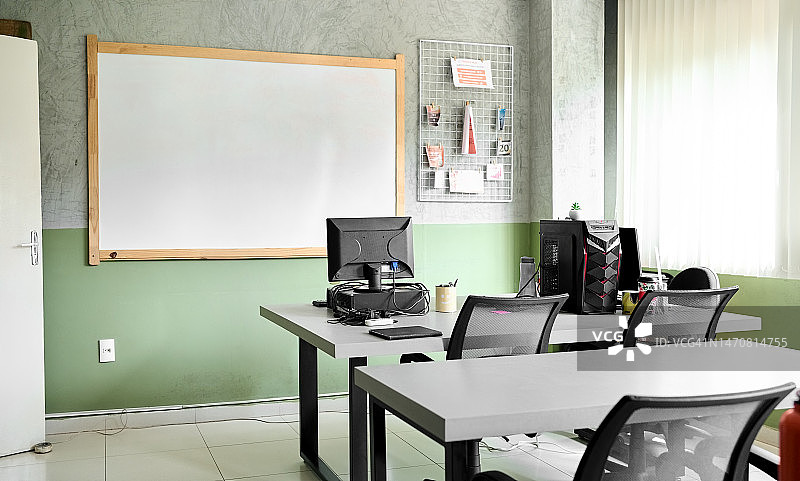 等待学生的成人教育课堂图片素材