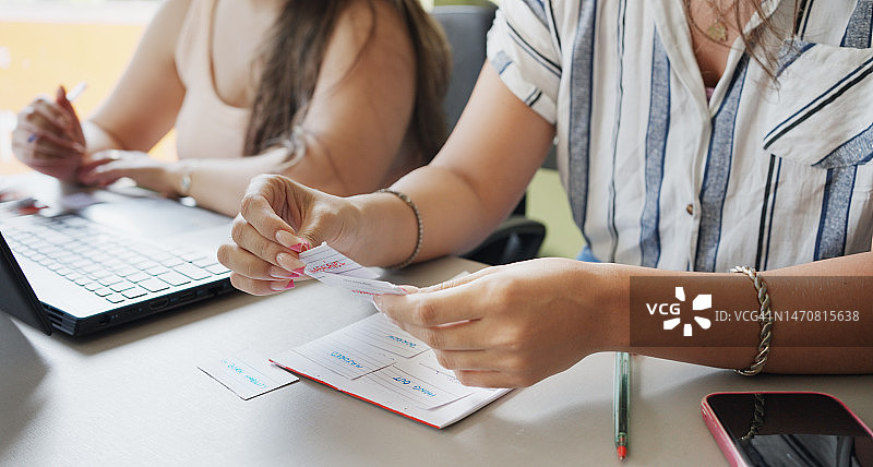 成年女性学生在课堂语言活动中阅读抽认卡图片素材