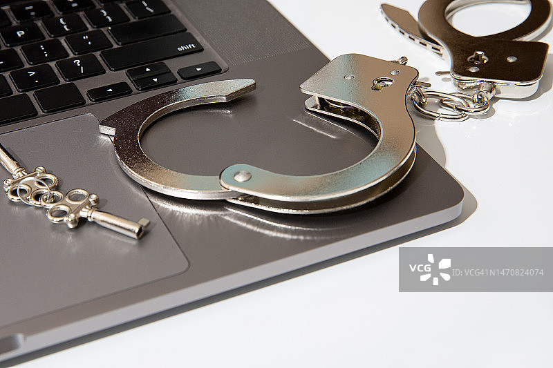 手铐和钥匙特写图片素材