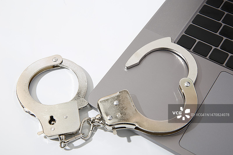键盘上的手铐俯视图图片素材