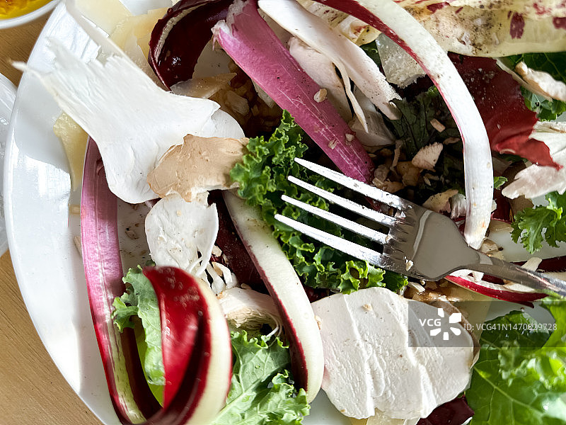 新鲜蔬菜、奶酪和杏鲍菇沙拉图片素材