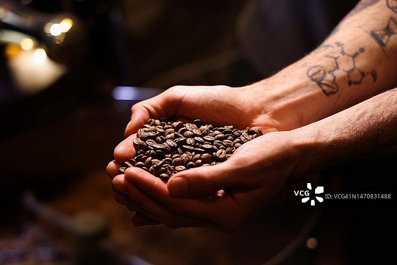 工人检查烘焙咖啡豆质量图片素材