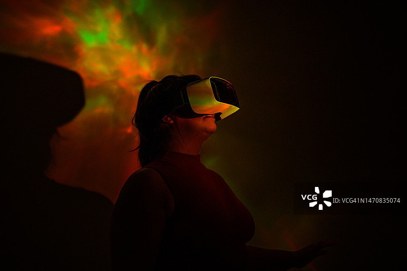 戴虚拟现实眼镜的女人图片素材