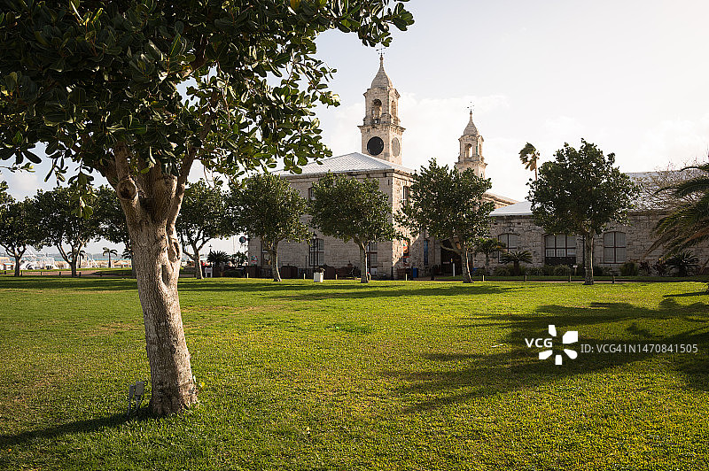百慕大皇家海军船坞内著名的钟楼购物中心图片素材