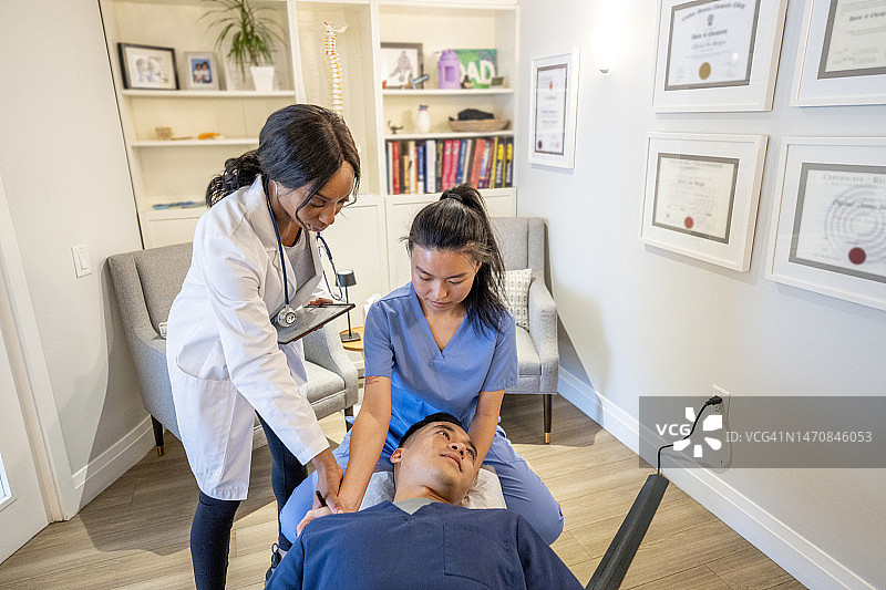 脊椎按摩培训图片素材