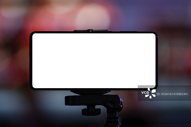 音乐会背景中智能手机的空白白色屏幕样机图片素材