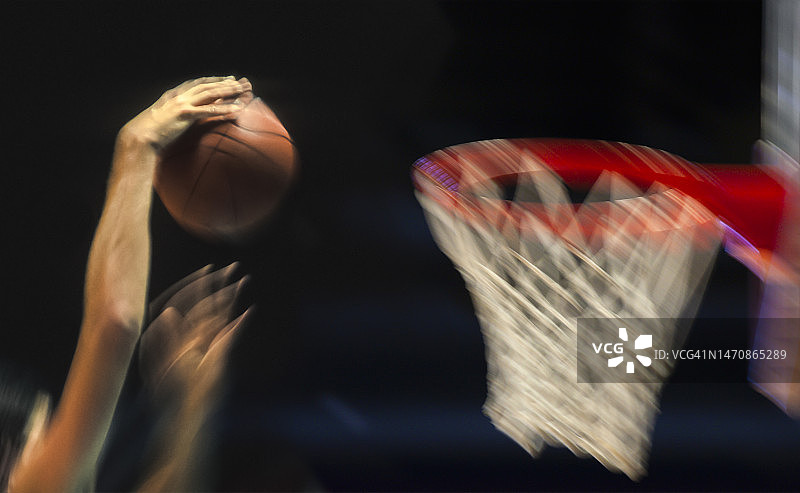 篮球运动员准备扣篮图片素材