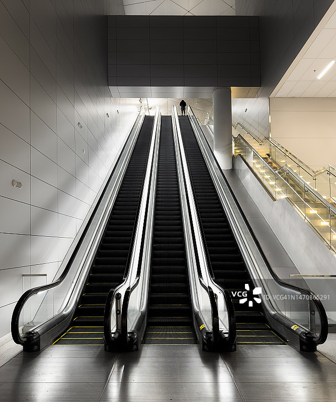 在扶梯顶端的男人图片素材